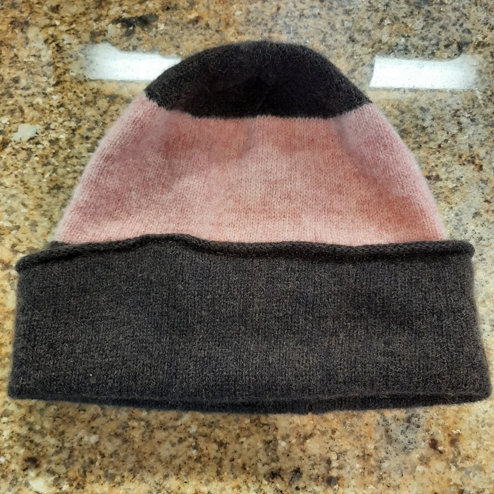 GAP 100% LAMBSWOOL KNIT HAT WITH SWEAT BAND.